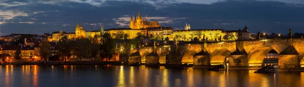 Praha Karlův Most Hrad Katedrála Promenády Nad Vltavou Soumraku — Stock fotografie