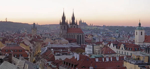 Praga Panorama Miasta Zmierzchu Kościołem Matki Bożej Przed Tynem Zamkiem — Zdjęcie stockowe