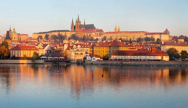 布拉格 晨光下从Vltava河畔散步的马拉斯特兰塔 城堡和大教堂 — 图库照片