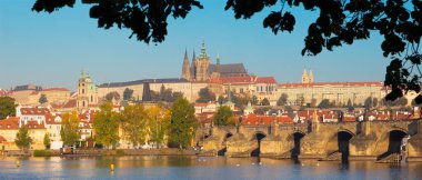 Prag - Charles Köprüsü, Şato ve Katedral Vltava nehri üzerinde gezinti yapıyor..