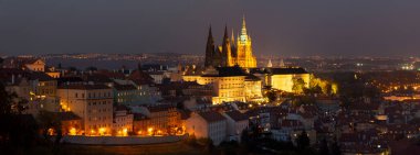 Prag - Şatosu ve St. Vitus katedrali olan şehrin panoraması alacakaranlıkta.