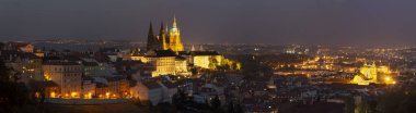 Prag - Şatosu ve St. Vitus katedrali olan şehrin panoraması alacakaranlıkta.