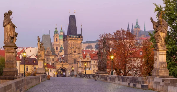 Praha Linna Katedraali Pyhän Nikolauksen Kirkko Kaarlen Sillalta Aamuhämärässä — kuvapankkivalokuva