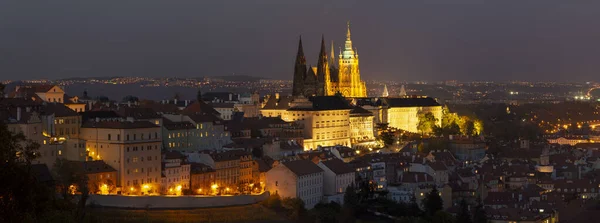 Praha Panorama Města Hradem Katedrálou Víta Soumraku — Stock fotografie