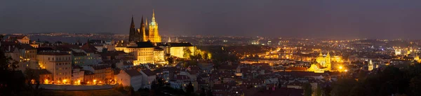 Огонек Панорама Города Замком Собором Святого Вита Сумерках — стоковое фото