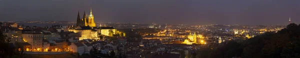 布拉格 黄昏时分 城市全景 城堡和圣维他大教堂 — 图库照片