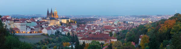 Prag Şatosu Vitus Katedrali Olan Şehrin Panoraması Alacakaranlıkta — Stok fotoğraf