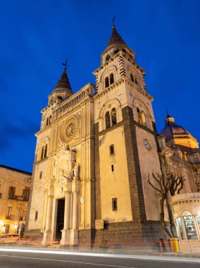 Acireale - Duomo (Maria Santissima Annunziata) alacakaranlıkta.