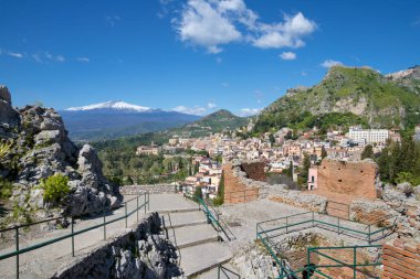 Taormina - Yunan Tiyatrosu ile Mt. Etna volkanı ve şehir.