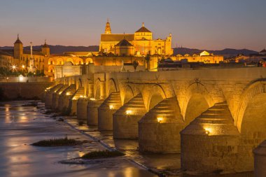 Cordoba - Roma Köprüsü ve Katedral alacakaranlıkta