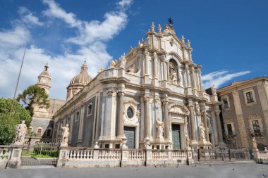 Catania - Bazilika di Sant 'agata ve arka plandaki liman.