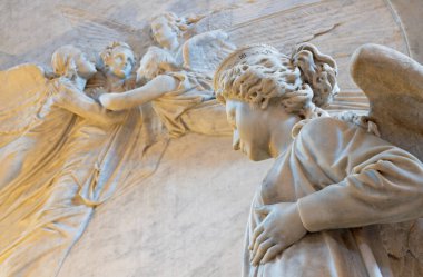 CATANIA, İtalya - 7 Nisan 2018: Giovanni Battista Tassara 'nın Cattedrale di Sant' Agata 'daki opera bestecisi Vincenzo Bellini' nin cenaze anıtlarının detayları (1876)).