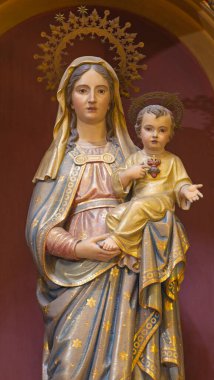 PALMA de MALLORCA, İSPAN - 28 Ocak 2019: İglesia Nuestra del Socorro Kilisesinde oyulmuş polikrom Madonna.