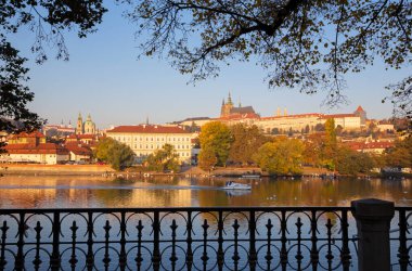 Prag - Mala Strana, Şato ve Katedral Vltava nehrinin üzerinden sabah vakti geçtiler..