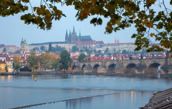 Prag Karlsbron Slottet Och Katedralen Från Strandpromenaden Över Floden Vltava — Stockfoto