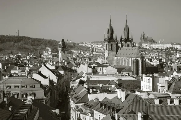 布拉格 在泰恩前的圣母教堂和在大教堂背景下的城堡中 城市的景色是明目张胆的 — 图库照片
