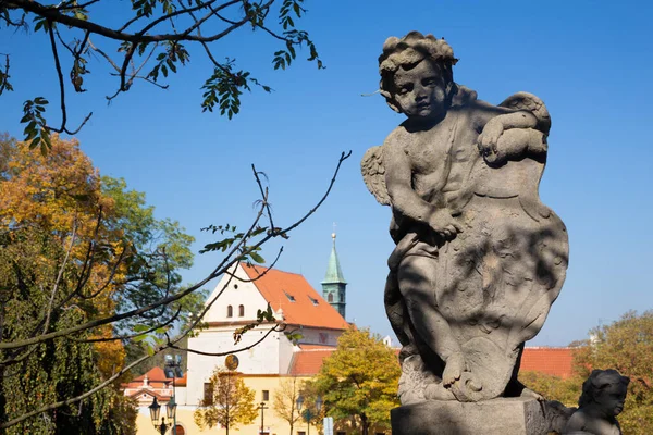 Praha Česká Republika Října 2018 Barokní Anděl Před Fasádou Kostela — Stock fotografie