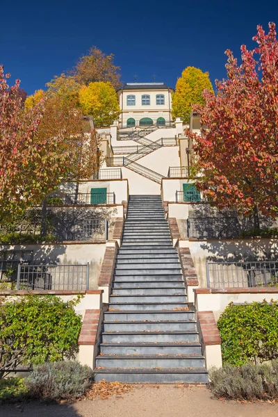 プラハ 秋に城の下のファーステンベルスカ庭園 — ストック写真