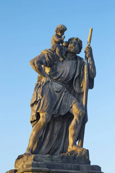 Praga Estatua San Cristóbal Del Puente Carlos Luz Mañana Por — Foto de Stock