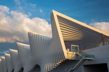 REGGIO EMILIA, ITALY - 13 Nisan 2018: Mimar Santiago Calatrava 'nın Reggio Emilia AV Mediopadana tren istasyonu.