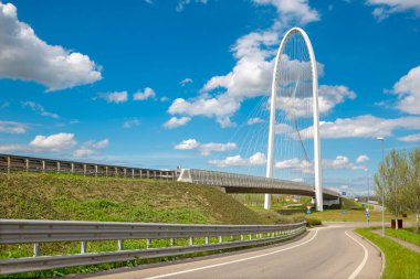 Reggio Emilia - Santiago Calatrava 'nın modern kemerli köprüsü
