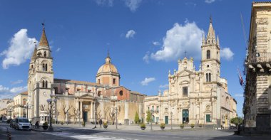 Acireale - Duomo (Maria Santissima Annunziata) ve Basilica dei Santi Pietro e Paolo Kilisesi.