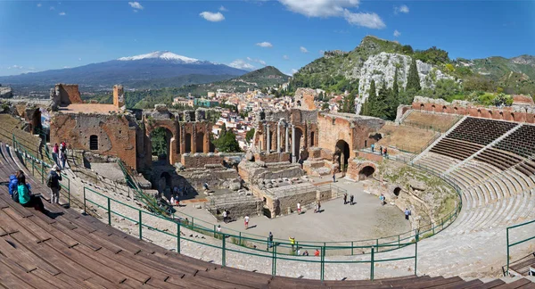 Aormina イタリア エイプリル社2018年9月9日 山のあるギリシャ劇場 エトナ火山と都市 — ストック写真