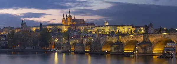 Prága Károly Híd Vár Katedrális Moldva Folyó Feletti Sétányról Alkonyatkor — Stock Fotó
