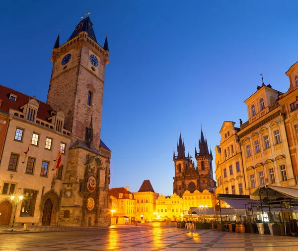 プラハ 夕暮れ時のティン教会前の旧市庁舎 スタロメスケ広場 — ストック写真