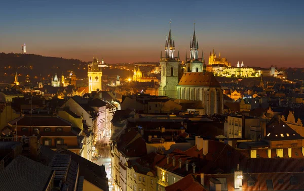 Prag Tyn Dan Önce Leydimizin Kilisesi Nin Olduğu Şehir Alacakaranlıkta — Stok fotoğraf