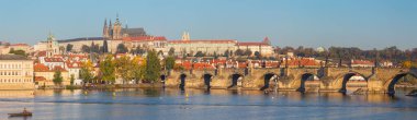 PRAG, CZECH REPUBLIC - 11 Ekim 2018: Charles Köprüsü, Kale ve Katedral Vltava nehri boyunca uzanan panorama.