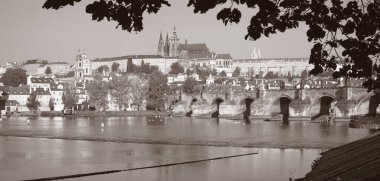Prag - Charles Köprüsü, Şato ve Katedral Vltava nehri üzerinde gezinti yapıyor..