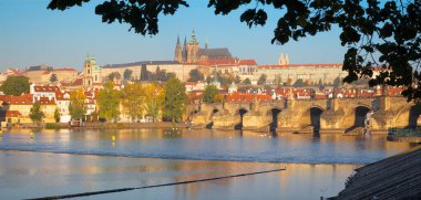 Prag - Charles Köprüsü, Şato ve Katedral Vltava nehri üzerinde gezinti yapıyor..