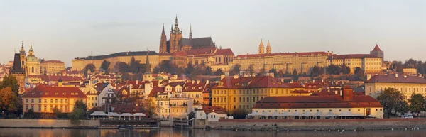 Prag Mala Strana Slott Och Katedral Från Strandpromenaden Över Floden — Stockfoto