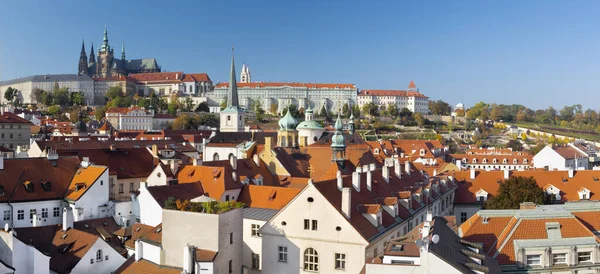 Prague República Checa Outubro 2018 Telhados Mala Strana Com Igreja — Fotografia de Stock