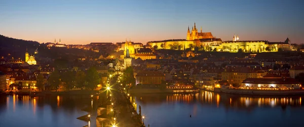 Prag Karlsbron Slottet Och Katedralen Withe Floden Vltava Skymningen — Stockfoto