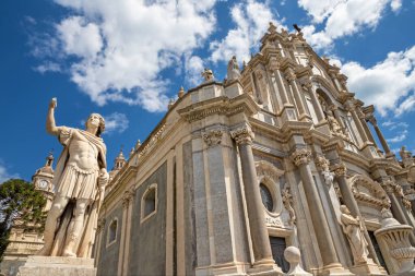 CATANIA, ITALY - 8 Nisan 2018: Basilica di Sant 'Agata' nın önündeki Aziz Attalus heykeli.