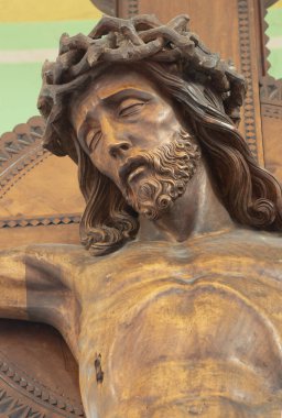 ARCO, ITALY - 8 Haziran 2018: İsa 'nın haçın üzerindeki oyulmuş heykeli, 20 sentten beri tanınmayan bir sanatçı tarafından yapıldı..