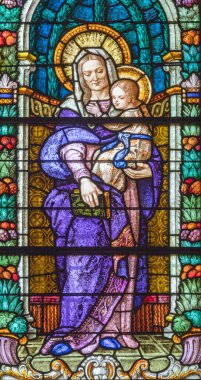 ARCO, İTALYA 8 Haziran 2018: Collegiata dell 'Assunta Kilisesi' nin mozaik camında Aziz Ann.