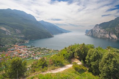 Lago di Garda Gölü ile Torbole.
