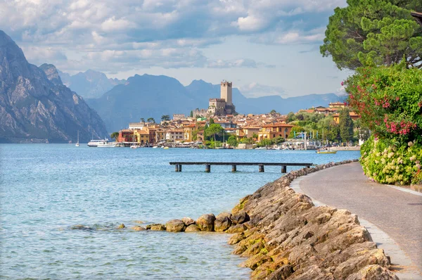 Malcesine Lago Garda Gölü Üzerindeki Gezinti Alanı — Stok fotoğraf