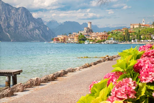 Malcesine Lago Garda Gölü Üzerindeki Gezinti Alanı — Stok fotoğraf