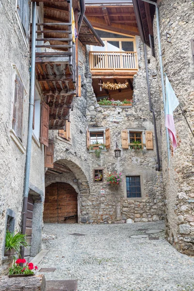 Canale di Teno - Lago di Teno Gölü yakınlarındaki küçük kırsal dağ köyündeki rahatsızlık.