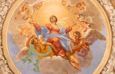 RIVA DEL GARDA, İtalya - 13 Haziran 2019: Giuseppe Craffonara 'nın Chiesa di Santa Maria Assunta (Cappella del Suffragio) kilisesinde Bakire Meryem' in Varsayımının tavan freski (19 sent).).