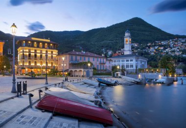 Cernobbio - Alacakaranlıkta Como Gölü 'ndeki küçük kasaba.