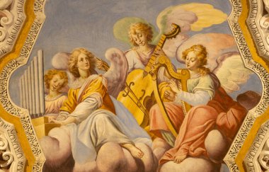 OSSUCCIO, İtalya - 8 Mayıs 2015: Sacro Monte della Beata Vergine del Soccorso kilisesinde müzik aletleriyle birlikte meleklerin barok fresk korosu Salvatore Pozzi di Puria (1595 - 1681)).