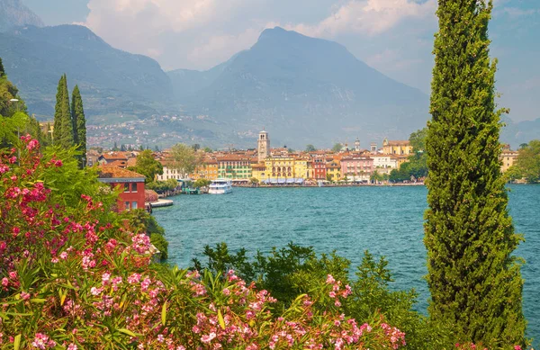Riva Del Garda Itálie Června 2019 Město Jihu Alpami Pozadí — Stock fotografie