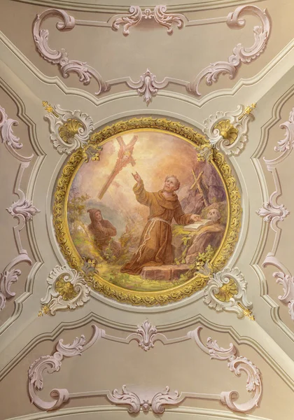 Menaggio イタリア 2015年5月8日 ルイジ タグリアフェリによる教会Chiesa Santo Stefanoのアッシジの聖フランシスのスティグマタイゼーションのネオバロック様式のフレスコ画 1841 1927 — ストック写真