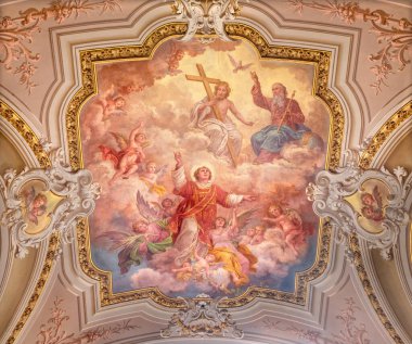 MENAGGIO, İtalya - 8 Mayıs 2015: Luigi Tagliaferri 'nin kilise chiesa di Santo Stefano' sunda Aziz Stephen 'ın neobarok tavan freski (1841-1927)).