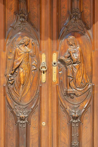 Como Itálie Května 2015 Vytesaný Dřevěný Reliéf Zvěstování Dveřích Sakristie — Stock fotografie